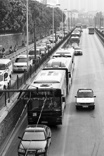 大量的機(jī)動(dòng)車由京廣路向北前行，右拐后涌上中原路地下道。