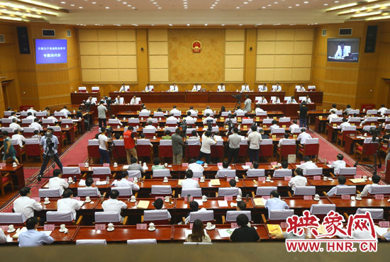 7月29日下午，河南省十二屆人大常委會第九次會議召開關于職業教育專題詢問會。