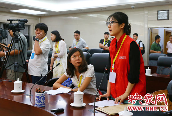 映象網記者就網友關心熱點問題向省教育廳副廳長尹洪斌提問。