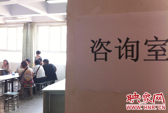 在金水區教體局設立的“復議”現場，家長們提出了各式各樣的問題。