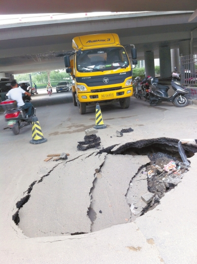 西三環建設路立交橋下第三次塌陷