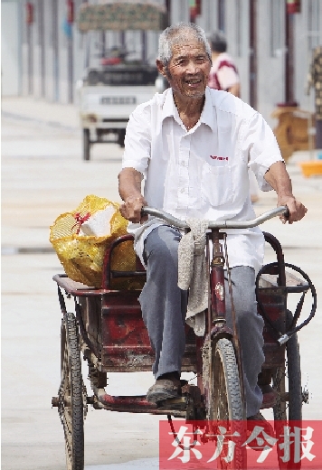 83歲的胡新有老人每天下午都騎著三輪車(chē)出門(mén)撿廢品，換的錢(qián)都捐了出去