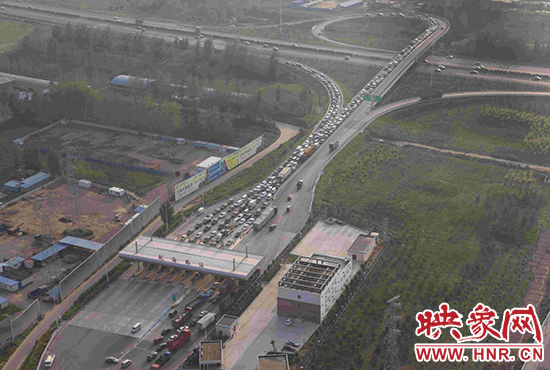 圖為鄭州環(huán)城高速航海路上下口，已經出現(xiàn)車輛排隊情況。