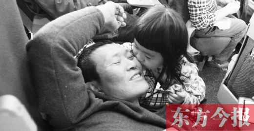 女兒嘟嘟不時的親吻是他最好的“鎮痛藥”。