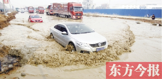 昨日的水坑現(xiàn)場，“坑車”的情況仍在繼續(xù)上演