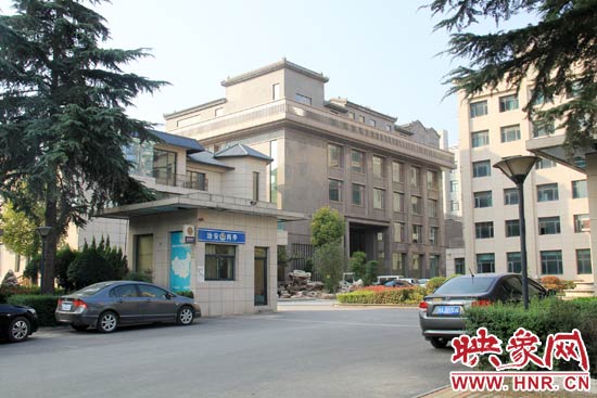 據(jù)這座建筑的一名工作人員稱，整座建筑為海龍集團所有，房屋建成之后用作公司紅木家具展示。