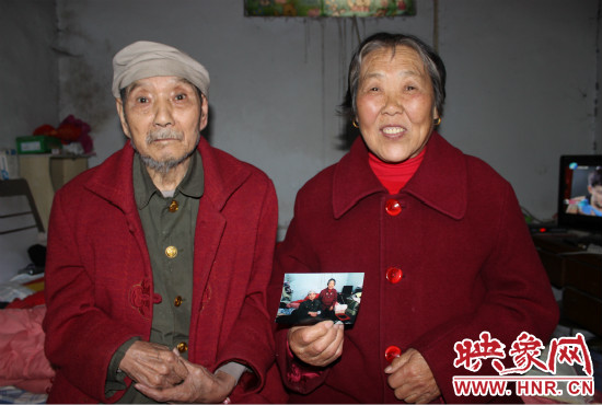 兩位老人的心愿就是能有一張金婚照。