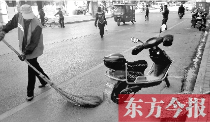 昨日，鄭州市中州大道上，穿梭于車流中上崗的環衛工