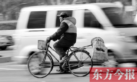 昨日，鄭州市中州大道上，穿梭于車流中上崗的環衛工
