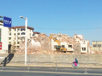 航海路秦嶺路口的閆垌村拆遷現場，看不到防塵措施。