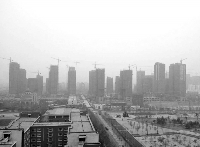 在鄭州市同一地點拍攝的照片，下為1月1日晴朗天氣，上為1月5日霧霾天氣。（拼接圖片）