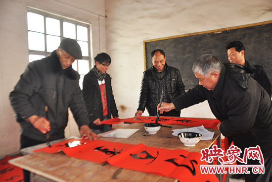 鞏義市魯莊鎮農民書法愛好者正在寫春聯。