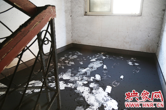一樓到六樓的樓道內都是黑色的煙塵。