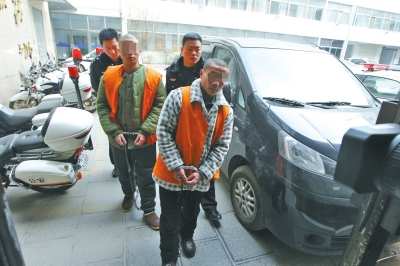 倆刑釋男子，冒充“富二代”，微信搜附近的人，專搶出入娛樂場所女性