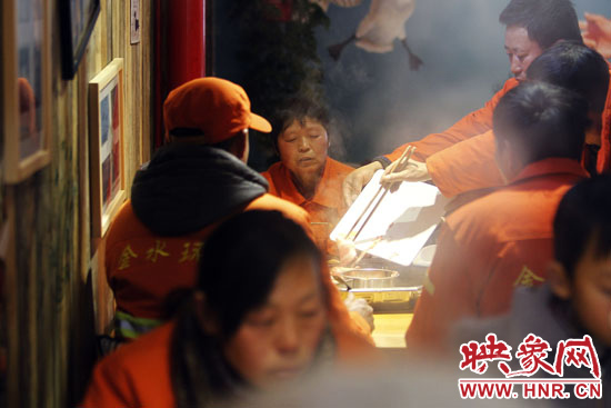 鄭州黃河路衛生路附近一家火鍋店，宴請130名環衛工人吃火鍋。