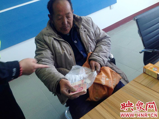 在把老人帶回駐地后，老人竟又從身上掏出幾千元現(xiàn)金要塞給民警。