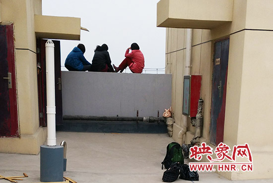 三人在樓頂始終不肯下來。