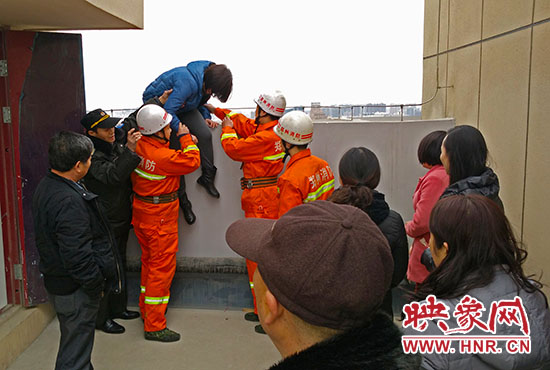 消防隊員和巡防隊員、民警將最后一名女子從樓頂救下。