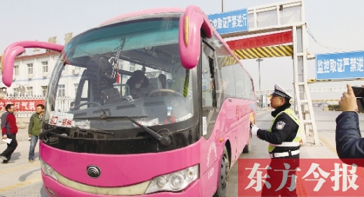 鄭州交警在鄭州黃河大橋安裝“機(jī)動車緝查布控系統(tǒng)”嚴(yán)查違法運(yùn)輸行為，確保旅客安全。
