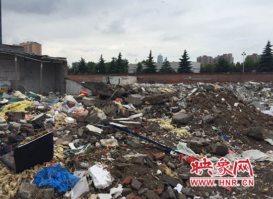 鄭東新區一菜市場堆滿垃圾