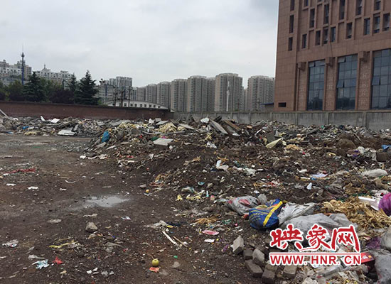 鄭東新區一菜市場堆滿垃圾