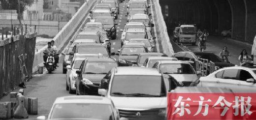 昨日，鄭州市大學路與隴海路交叉口處，因封閉施工，現場堵成停車場