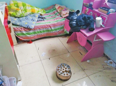 在理發店死者居住的臥室內，地上放有一個大煤球。