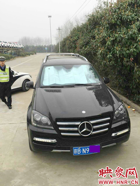 江西男子奔馳車中睡覺一氧化碳中毒，周口高速交警及時(shí)發(fā)現(xiàn)。