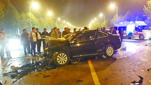 車禍發生在鄭開大道路中央雙黃線附近,現場狀況慘烈。