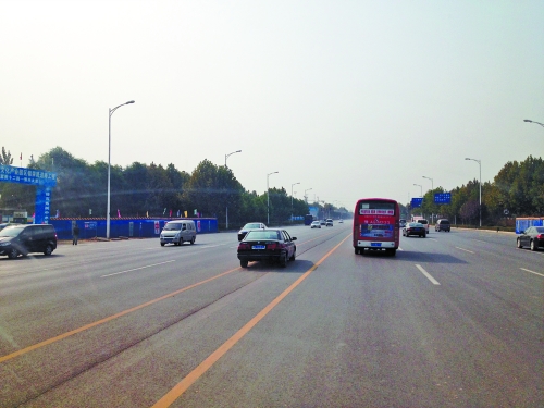 鄭開大道上隨處可見車輛駛入雙黃線超車,很危險。