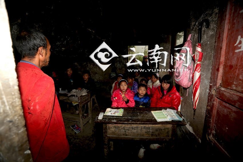 小學(xué)里只有兩個班，大點的孩子無法升入高年級，只得從一年級再讀起，就像復(fù)讀機。