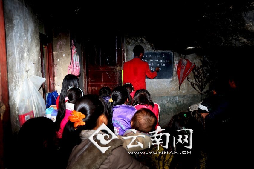 由于受到當?shù)厝似缫暎箦伻Φ暮⒆觽儧]有外出求學(xué)的機會，只能在這樣的簡易房里學(xué)習(xí)