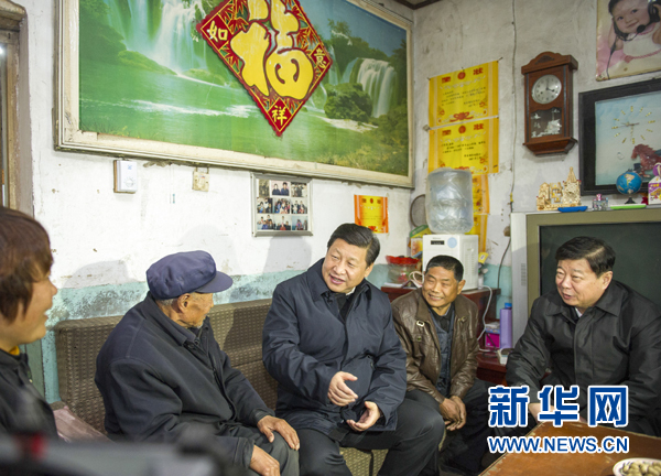 25日下午，習(xí)近平在地處沂蒙老區(qū)的臨沭縣曹莊鎮(zhèn)朱村看望83歲的“老支前”王克昌。