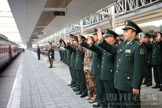 全國抗震救災(zāi)模范王凱率13集團(tuán)軍常委為退伍老兵送行。
