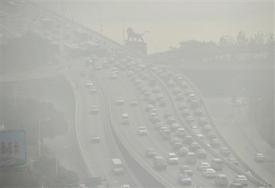 昨日，南昌市八一大橋被霧霾籠罩。 新華社發(fā)