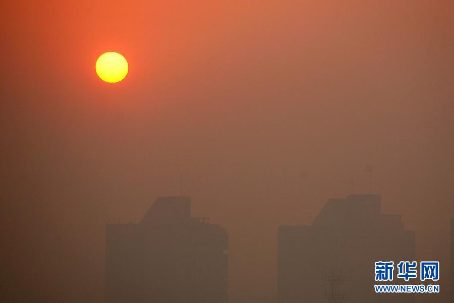 這是12月2日清晨拍攝的霧霾籠罩的江蘇省揚(yáng)州市景觀。