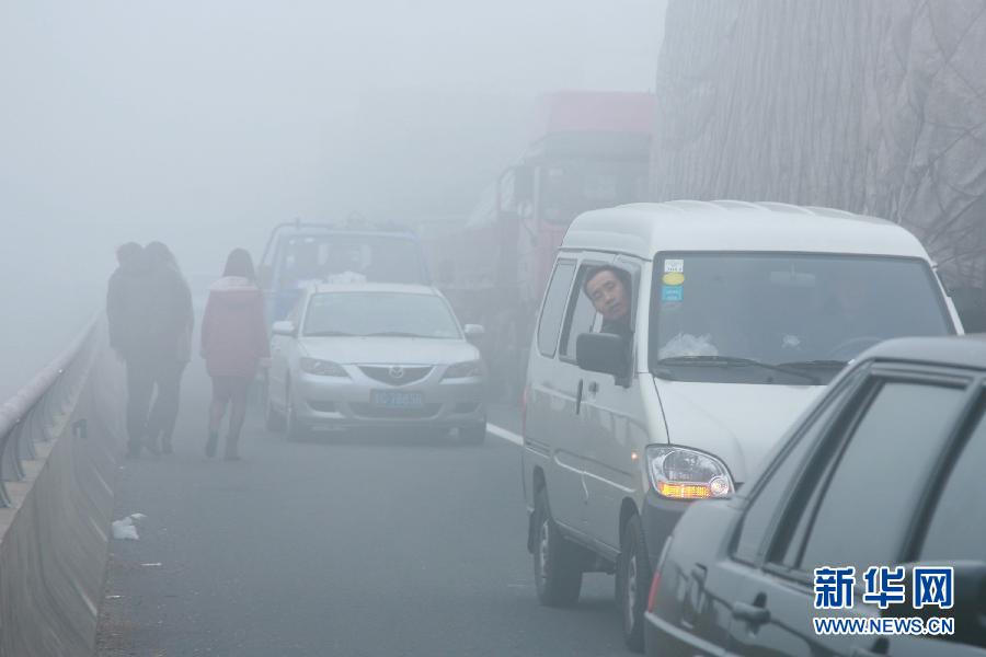 12月4日，滬陜高速揚(yáng)州段大量車輛滯留。