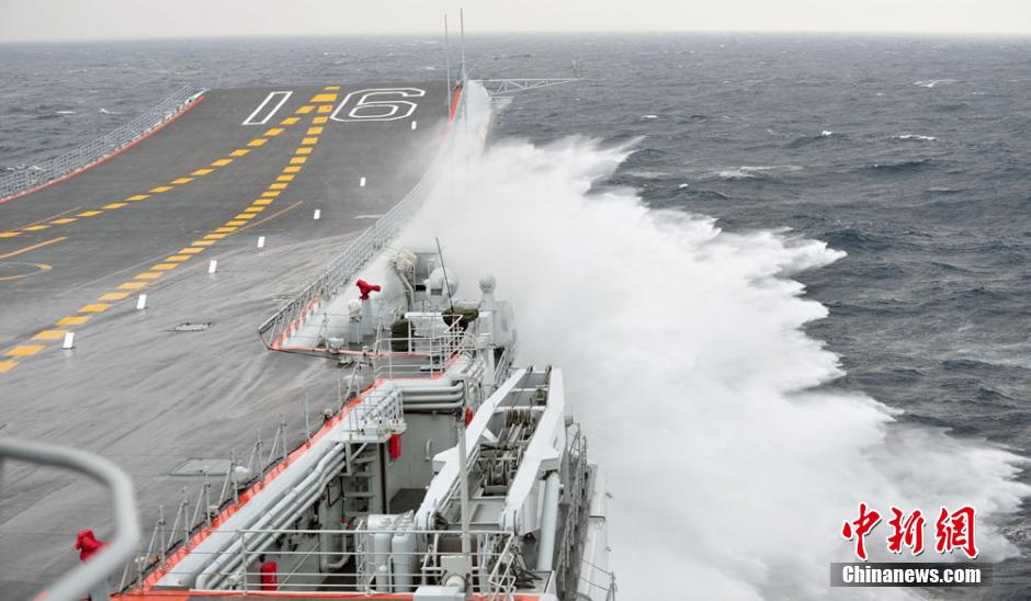 圖為遼寧艦利用南海海域自然條件進(jìn)行大風(fēng)浪航行試驗。中新社發(fā) 胡鍇冰 攝