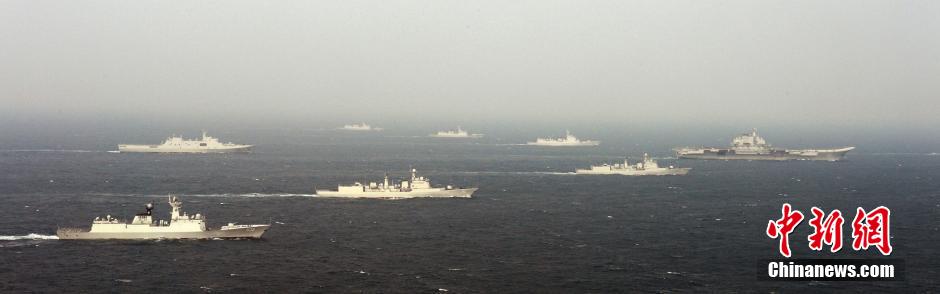 圖為遼寧艦與水面艦艇進(jìn)行協(xié)同訓(xùn)練。中新社發(fā) 李靖 攝