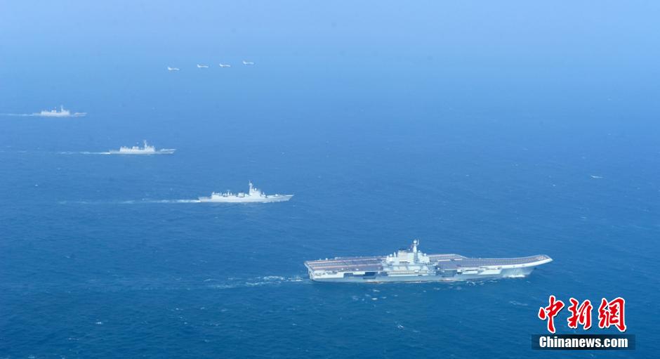 圖為遼寧艦與水面艦艇、飛機(jī)進(jìn)行協(xié)同訓(xùn)練。中新社發(fā) 胡鍇冰 攝