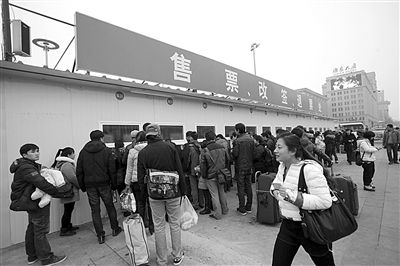 1月6日，北京站搭建完畢的臨時售票處已經投入使用。今年春運期間，北京鐵路局共開設售票窗口3421個，同比增加150個。新京報記者