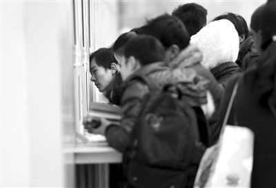 1月6日，旅客在北京站臨時售票處排隊購票。新京報記者