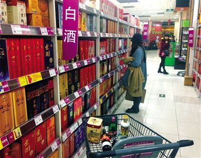 顧客在商場的高檔白酒貨架前駐足挑選。春節臨近，受“禁令”影響，以高檔白酒為代表的節日禮品市場面臨考驗。記者 王遠征 攝