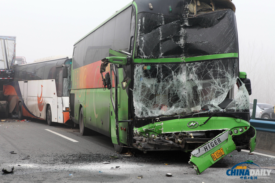 車禍救援現場。惠斌 攝