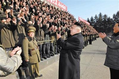 朝中社1月15日發布的圖片顯示，朝鮮最高領導人金正恩視察位于平安南道的國家科學院，與科研人員會面。