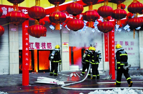 　2.消防人員透過(guò)大門向營(yíng)業(yè)大廳噴水滅火