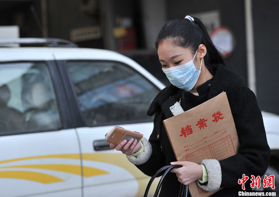 圖為表演系考生走出考場(chǎng)。