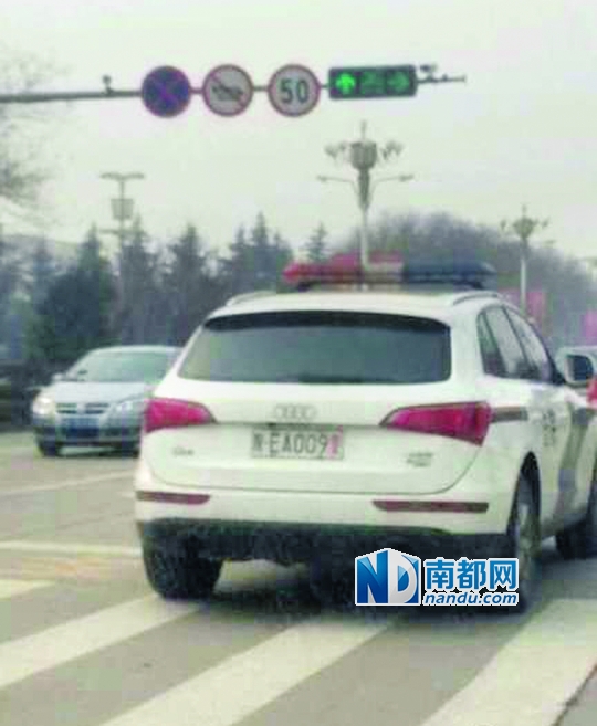 渭南市中院配備的奧迪Q 5警車在路上行駛。圖片來源：新浪微博