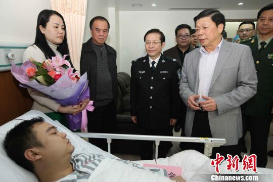 廣西壯族自治區黨委常委、政法委書記溫卡華看望唐蔚宣。
