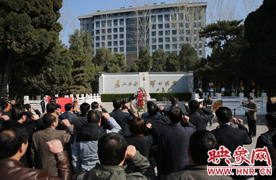 在焦裕祿紀(jì)念館，參觀的人絡(luò)繹不絕，一批批來自全國各地的黨員干部前來學(xué)習(xí)焦裕祿事跡